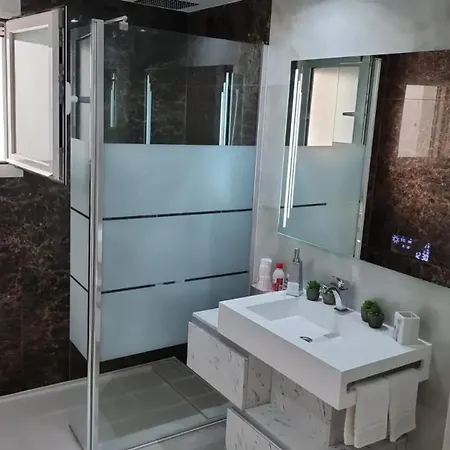 Sunny With Private Pool In + Enclosed Garden Кальпе