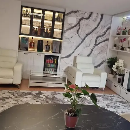 Вілла Sunny With Private Pool In + Enclosed Garden